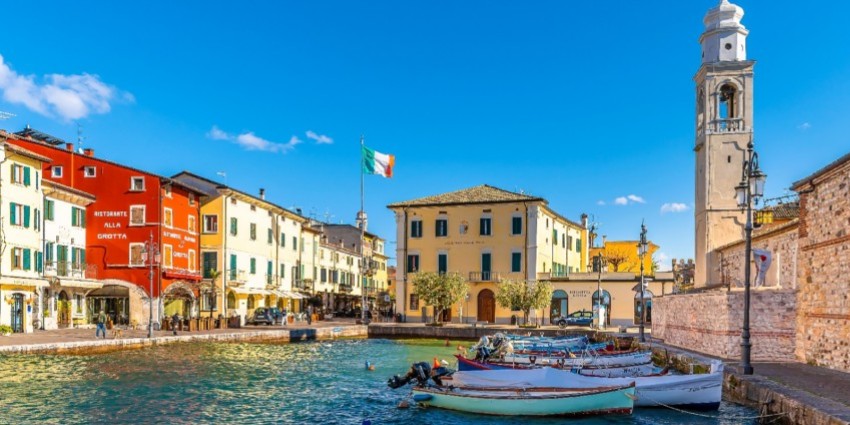 Lazise, la piccola e coloratissima città sul Lago di Garda