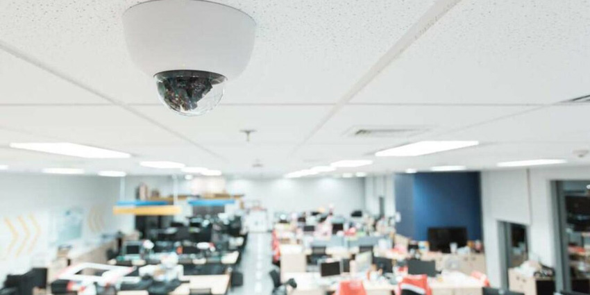 Come proteggere le telecamere installate in ufficio: guida alla sicurezza informatica e fisica