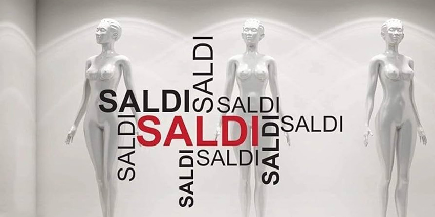 Come applicare gli adesivi sulle vetrine senza bolle: guida pratica